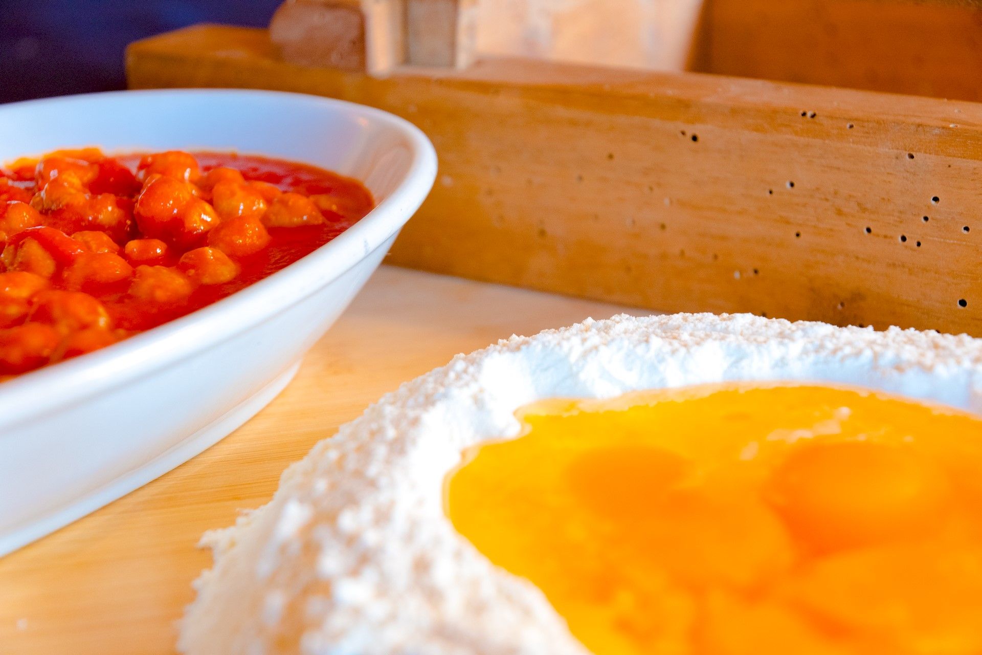 fontana di farina con uova  e pallottine durante la preparazione della Chitarra Teramana piatto tipico primo Ristorante La Tacchinella Canzano Teramo