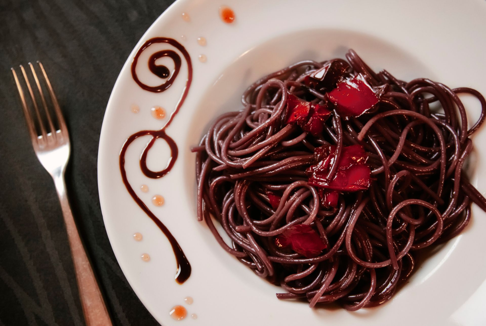 piatto spaghetti Lacrima al vino rosso Montepulciano del Ristorante La Tacchinella di Canzano a Teramo in Abruzzo