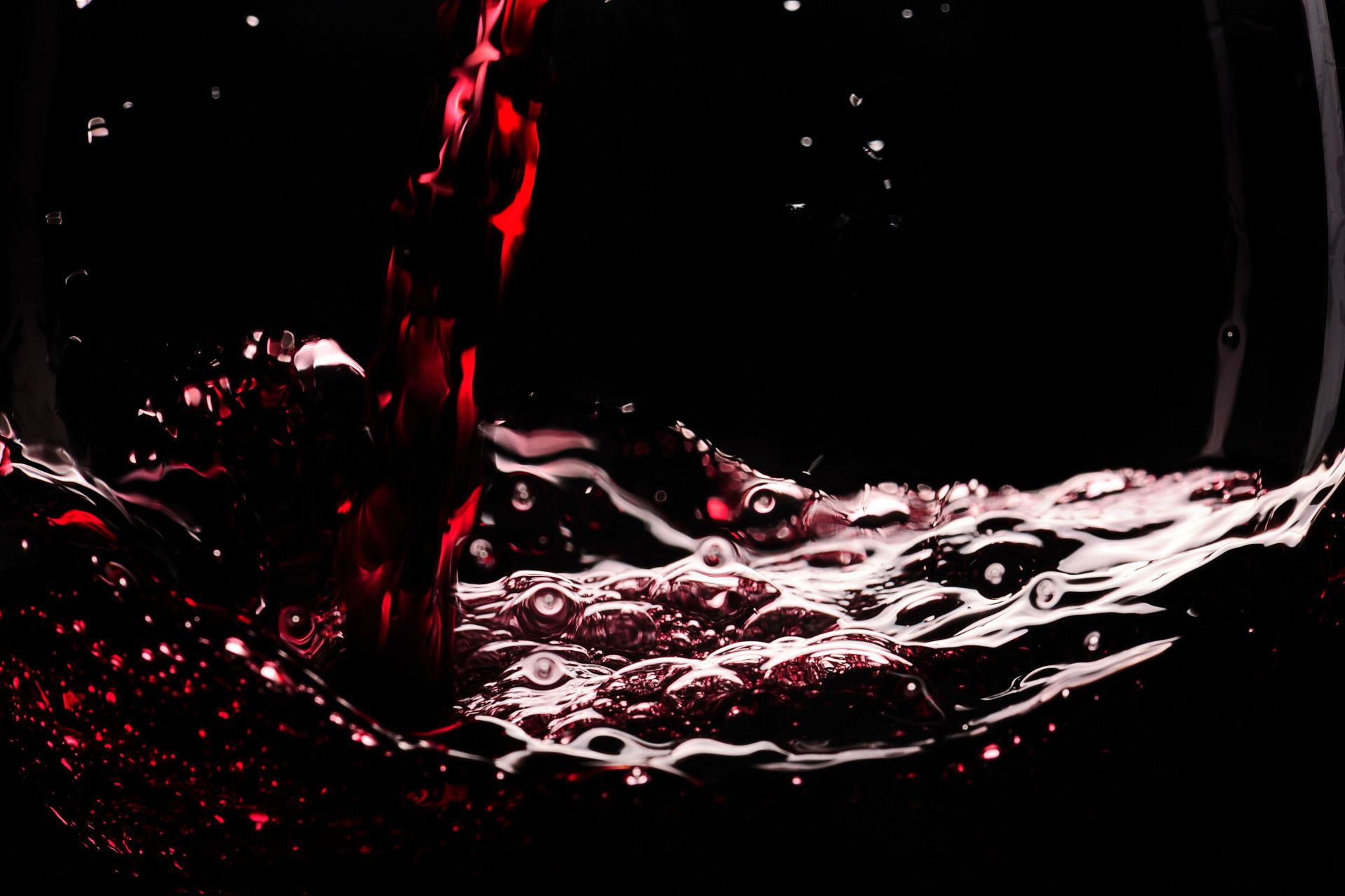 vino rosso Montepulciano D'Abruzzo durante la caduta del bicchiere del Ristorante La Tacchinella di Canzano a Teramo in Abruzzo