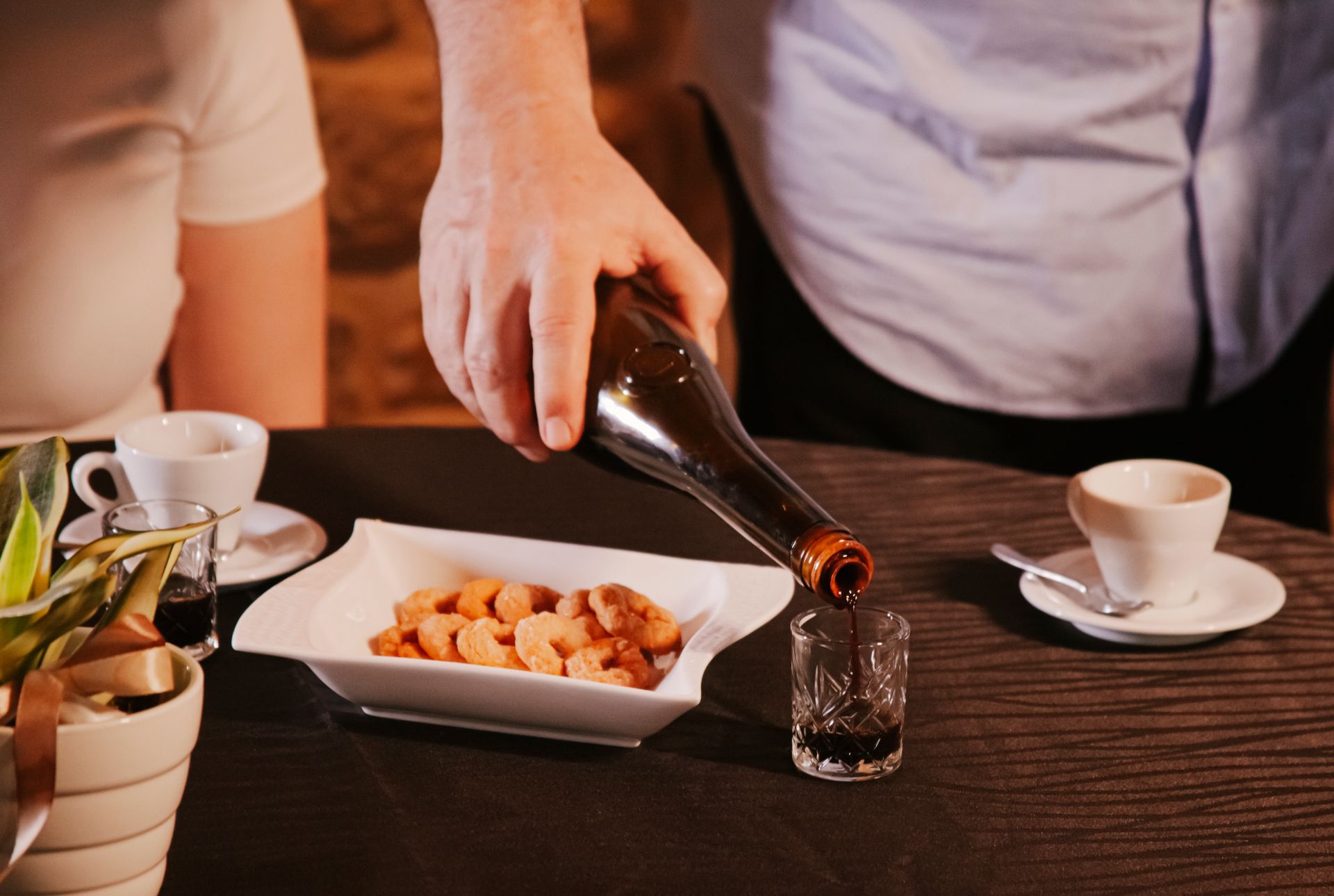 cameriere mentre serve il Vin Cotto ad una coppia dopo cena nel ristorante La Tacchinella cucina tipica teramana abruzzese a Canzano