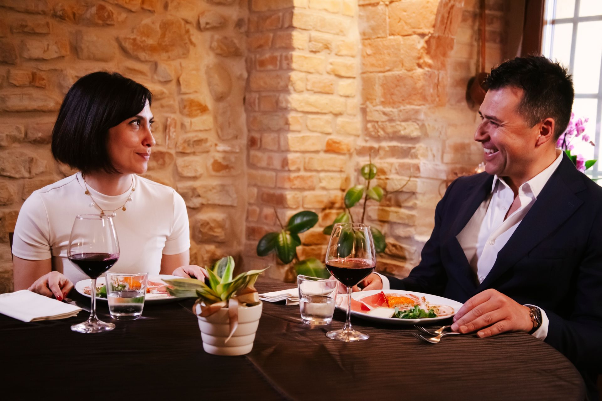 coppia di ragazzi mentre cena nel ristorante La Tacchinella cucina tipica teramana abruzzese a Canzano