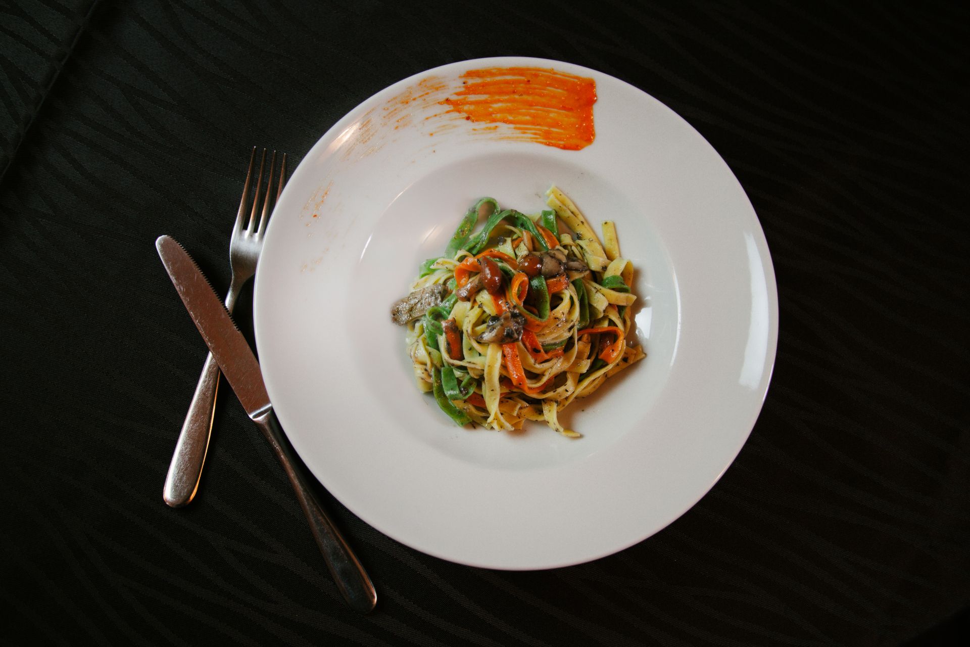 piatto Tricolore fettuccine all'uovo di spinaci con funghi e tartufo del Ristorante La Tacchinella di Canzano a Teramo in Abruzzo