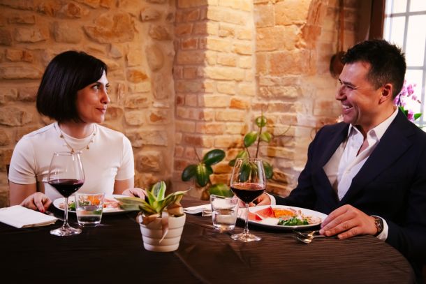 coppia mentre mangia l'antipasto nel ristorante La Tacchinella cucina tipica teramana abruzzese a Canzano