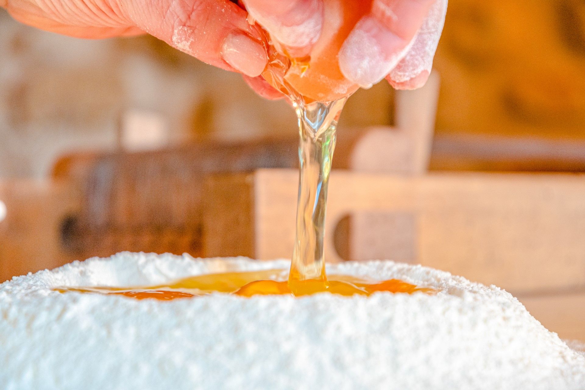 fontana di farina con uova durante la preparazione della Chitarra Teramana piatto tipico primo Ristorante La Tacchinella Canzano Teramo