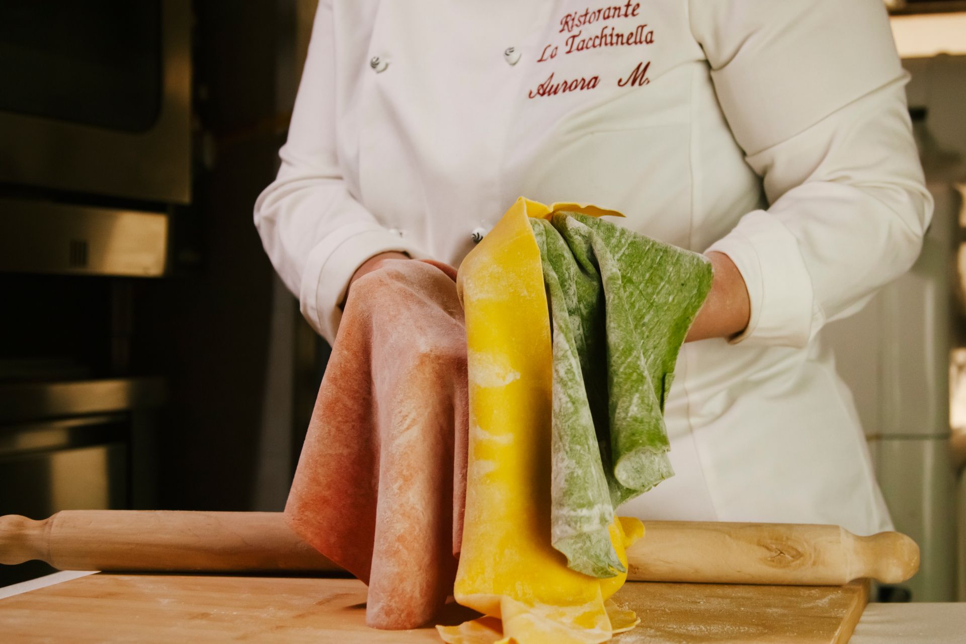 Aurora Chef durante preparazione piatto Tricolore fettuccine all'uovo di spinaci con funghi e tartufo del Ristorante La Tacchinella di Canzano a Teramo in Abruzzo