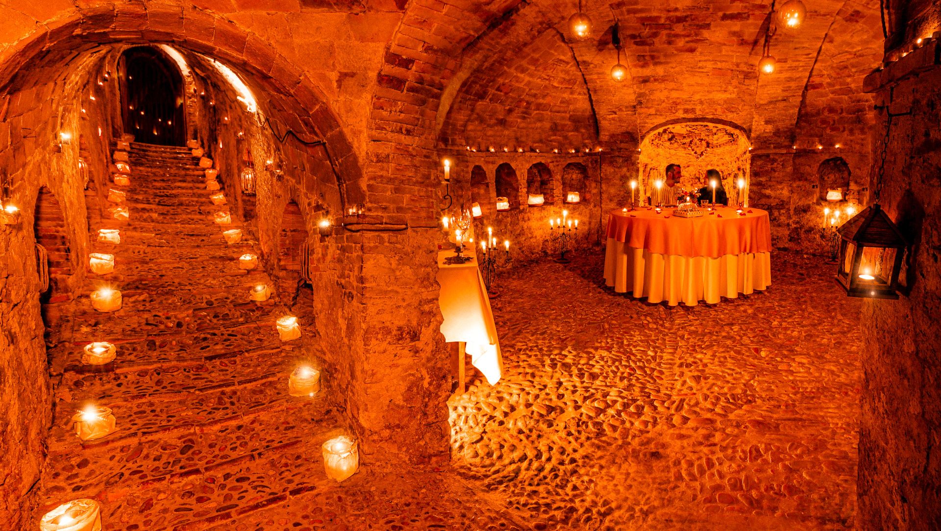 coppia durante la cena romantica in Neviera a lume di candela in un posto speciale unico Ristorante La Tacchinella Canzano in Abruzzo
