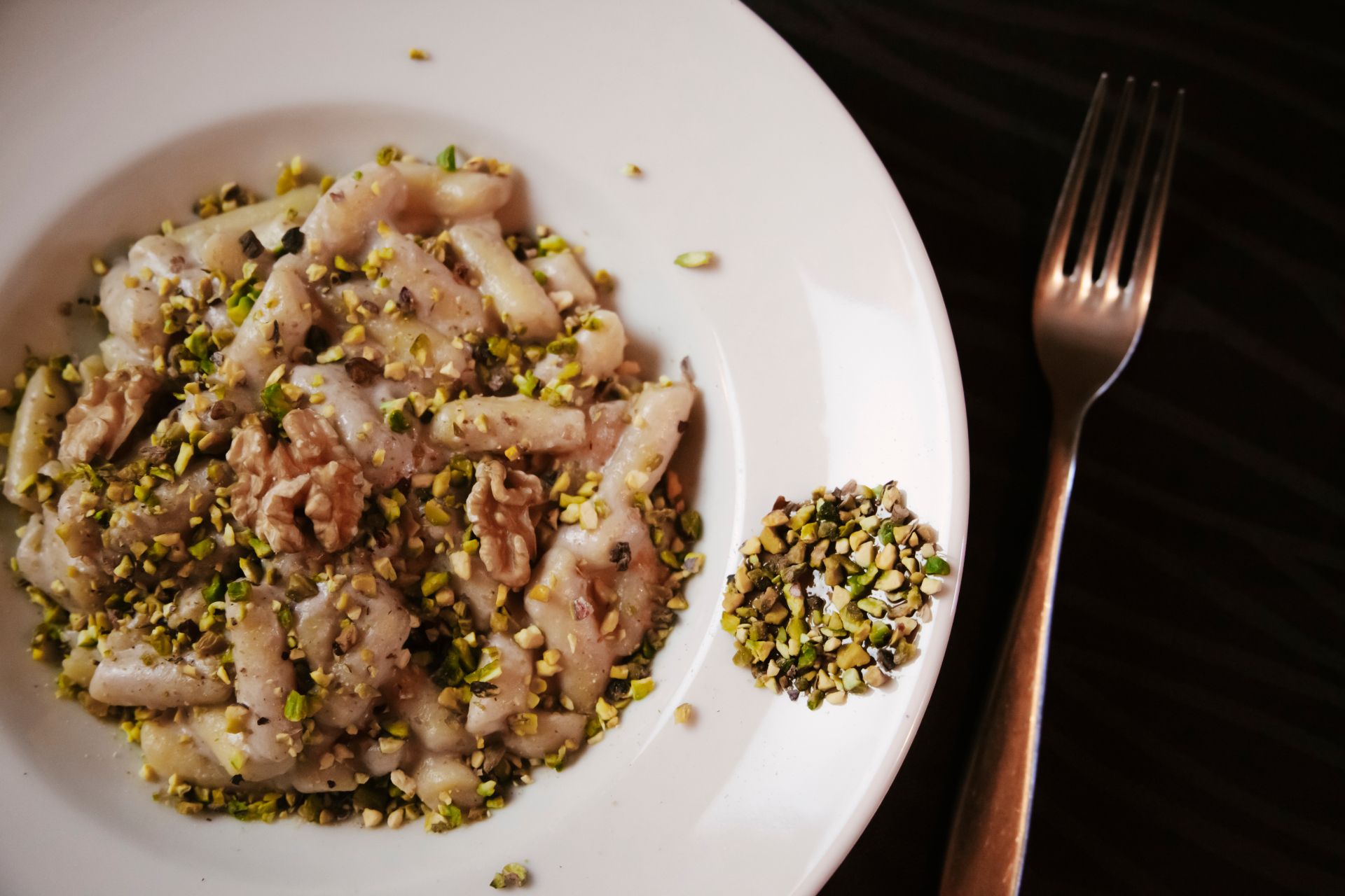 piatto gnocchi fatti in casa con noci e pistacchio del Ristorante La Tacchinella di Canzano a Teramo in Abruzzo