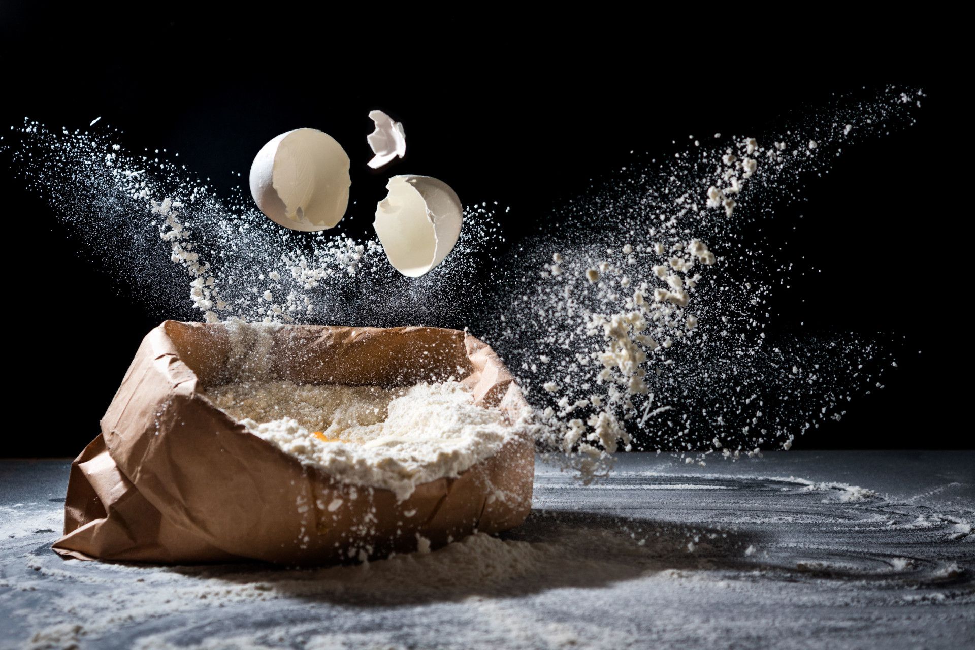 uova mentre sbattono nel sacchetto di farina del Ristorante La Tacchinella di Canzano a Teramo in Abruzzo