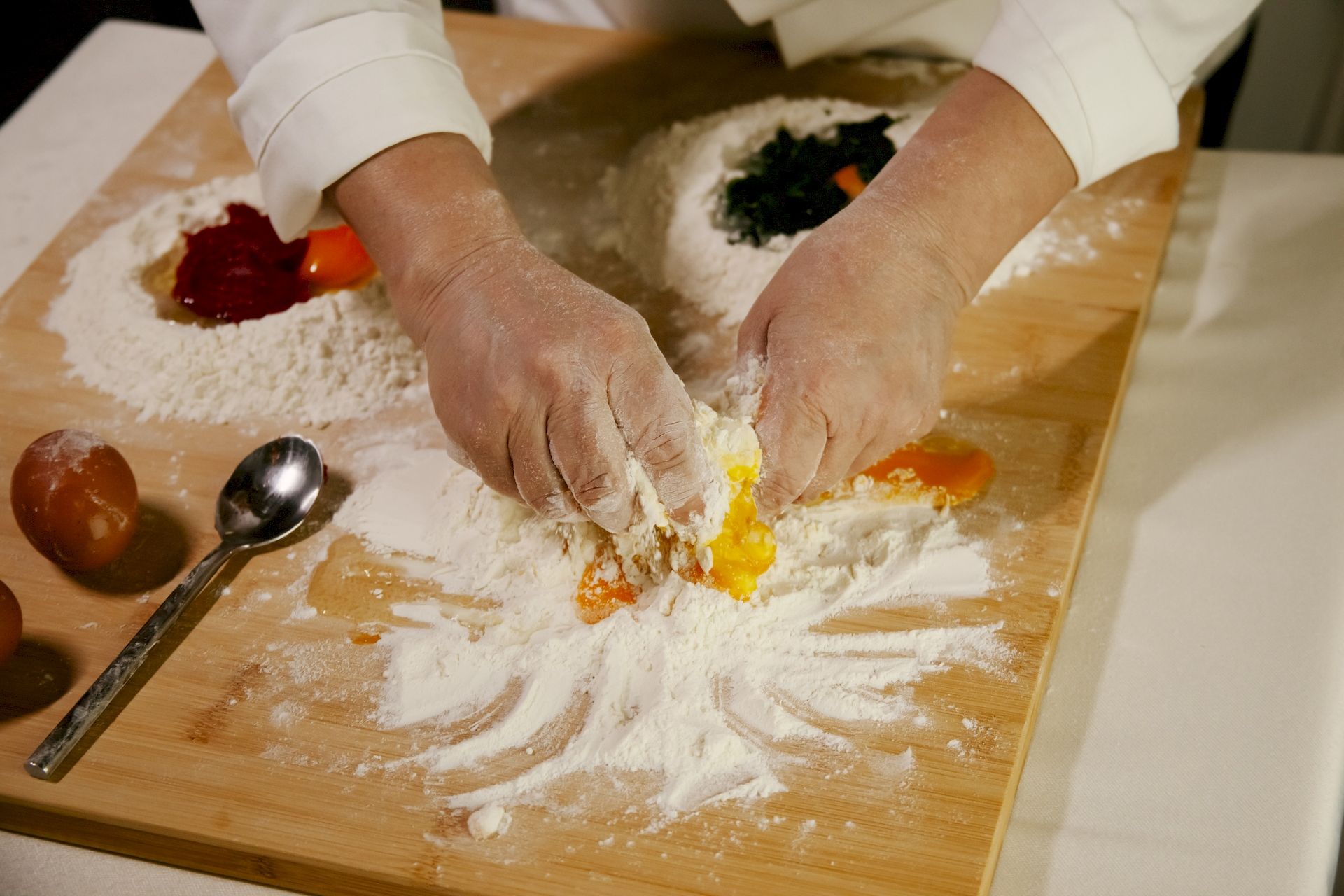 Aurora mentre impasta gli ingredienti durante preparazione piatto Tricolore fettuccine all'uovo di spinaci con funghi e tartufo del Ristorante La Tacchinella di Canzano a Teramo in Abruzzo