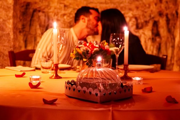 coppia durante proposta di matrimonio si baciano nella Neviera del ristorante La Tacchinella a Canzano in Abruzzo