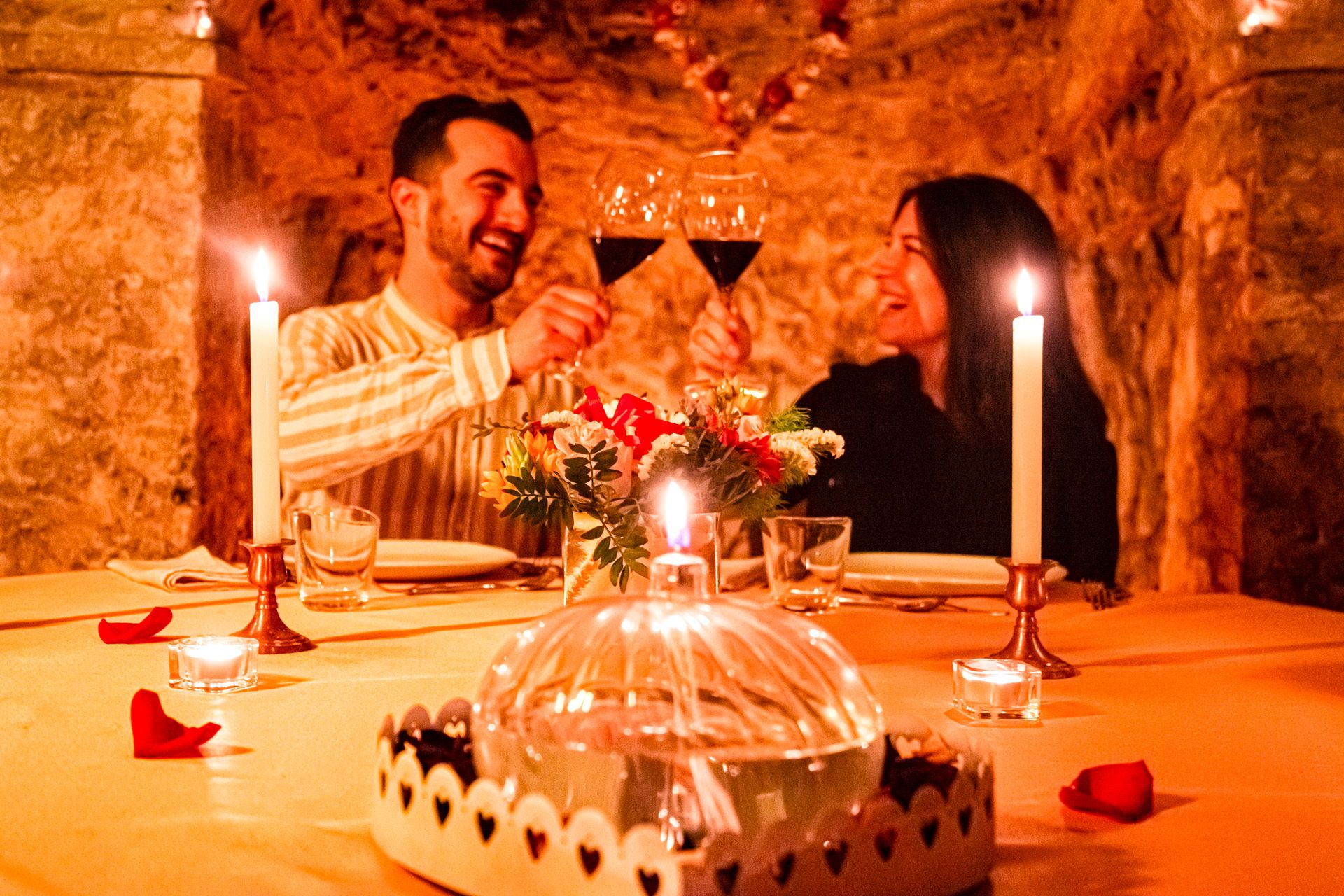 brindisi di coppia durante la cena In Neviera romantica in un posto speciale unico Ristorante La Tacchinella Canzano in Abruzzo