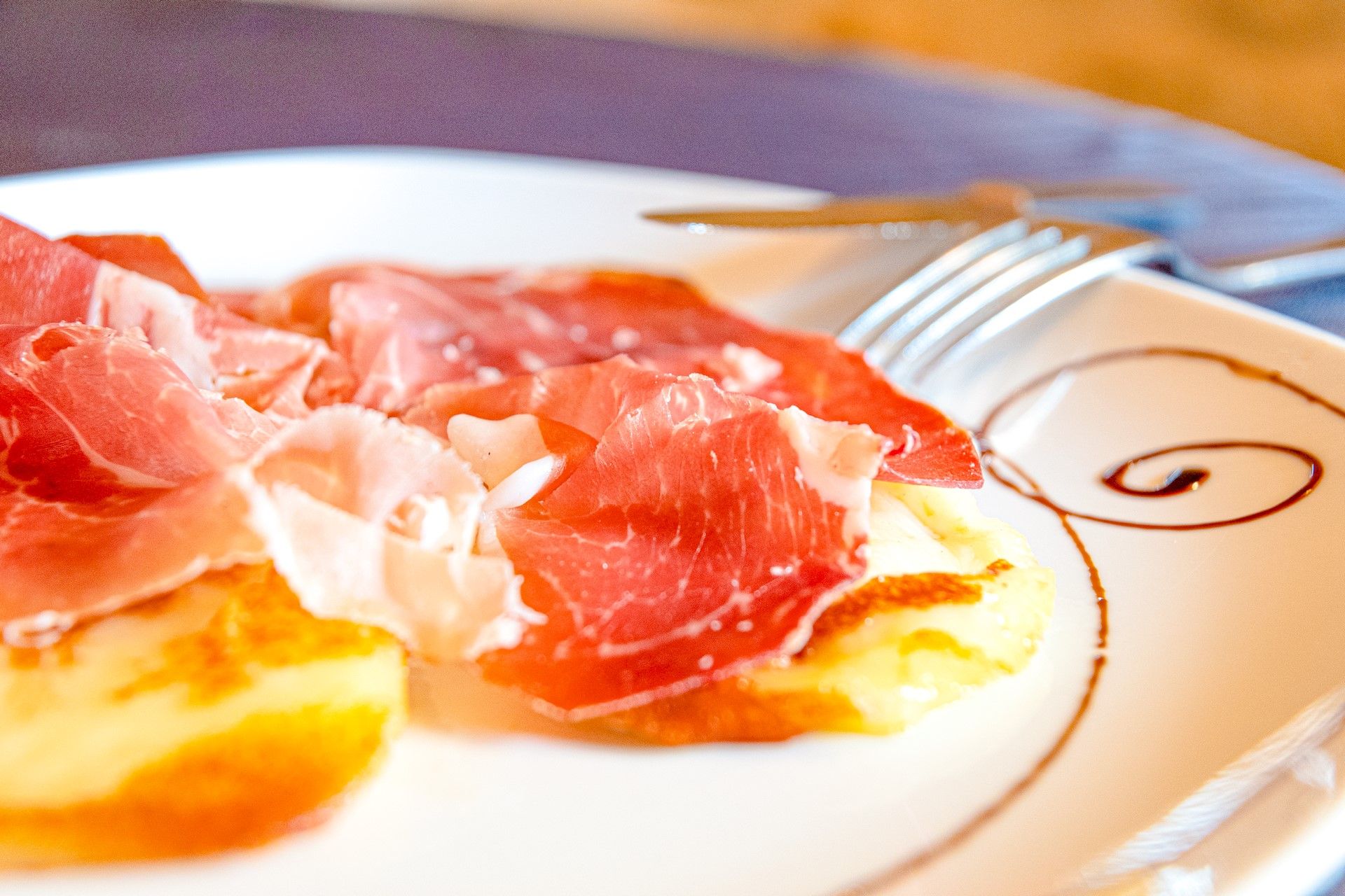 formaggio dorato sulla piastra con il  prosciutto del ristorante La Tacchinella cucina tipica teramana abruzzese a Canzano