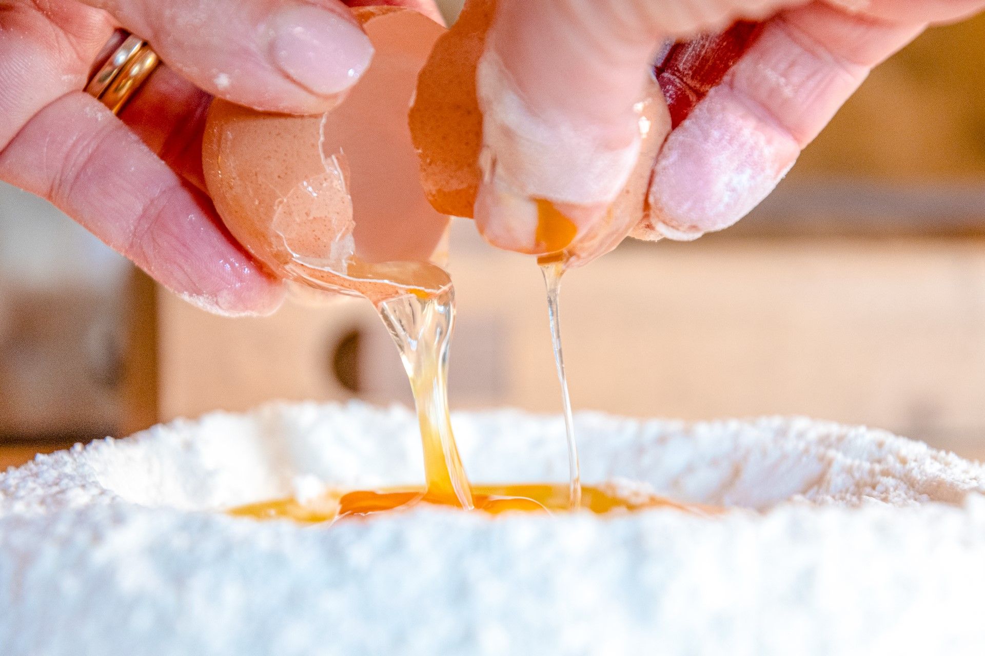 fontana di farina con uova durante la preparazione della Chitarra Teramana piatto tipico primo Ristorante La Tacchinella Canzano Teramo