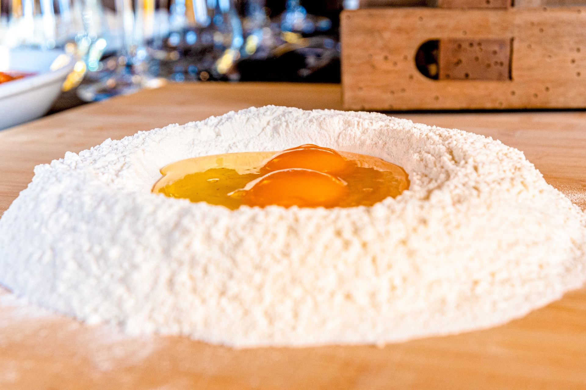 fontana di farina con uova durante la preparazione della Chitarra Teramana piatto tipico primo Ristorante La Tacchinella Canzano Teramo