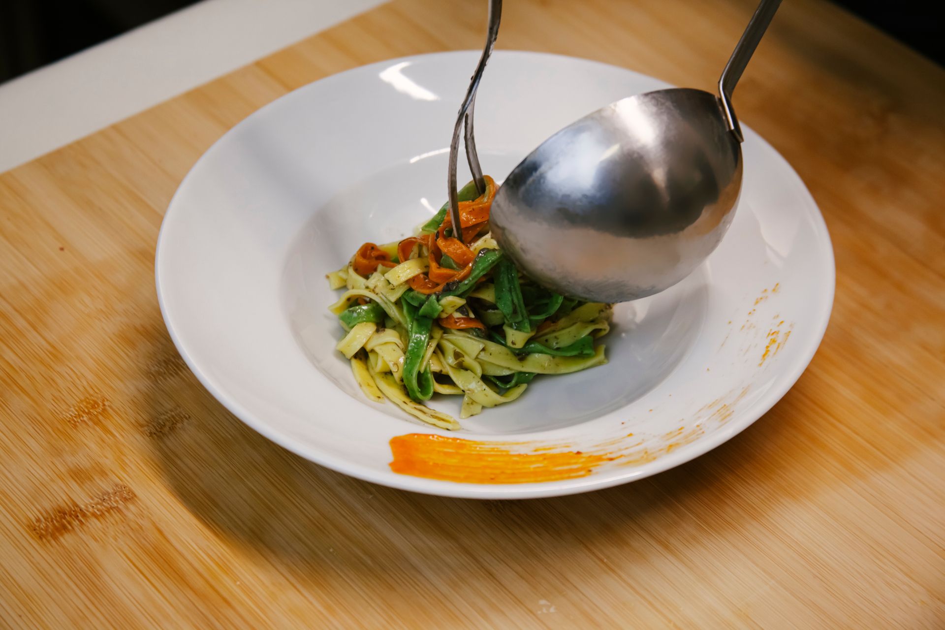 inpiattamento Tricolore fettuccine all'uovo di spinaci con funghi e tartufo del Ristorante La Tacchinella di Canzano a Teramo in Abruzzo