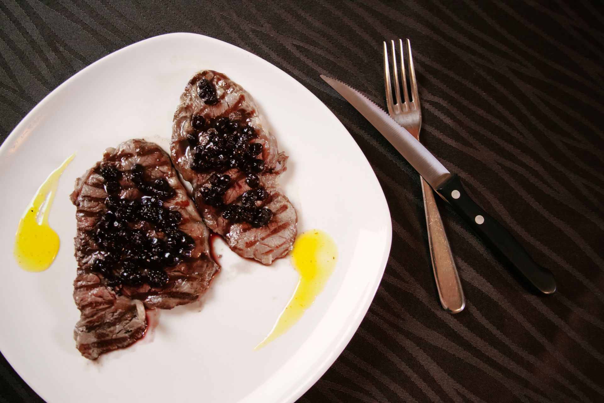 Filetto di Maiale con salsa di amarene carne locale fresca del ristorante La Tacchinella cucina tipica teramana abruzzese a Canzano