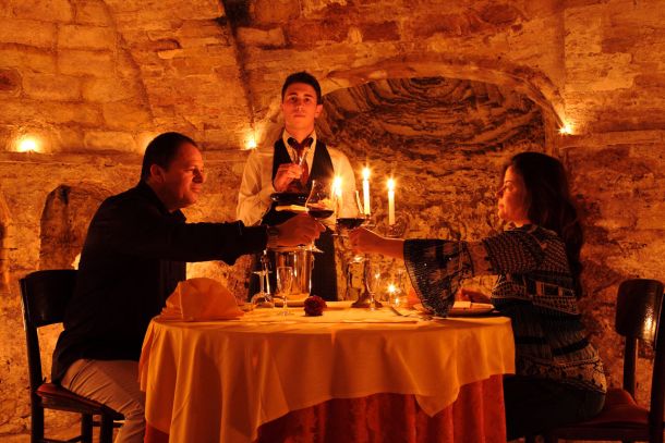 coppia durante anniversario nella Neviera del ristorante La Tacchinella a Canzano in Abruzzo